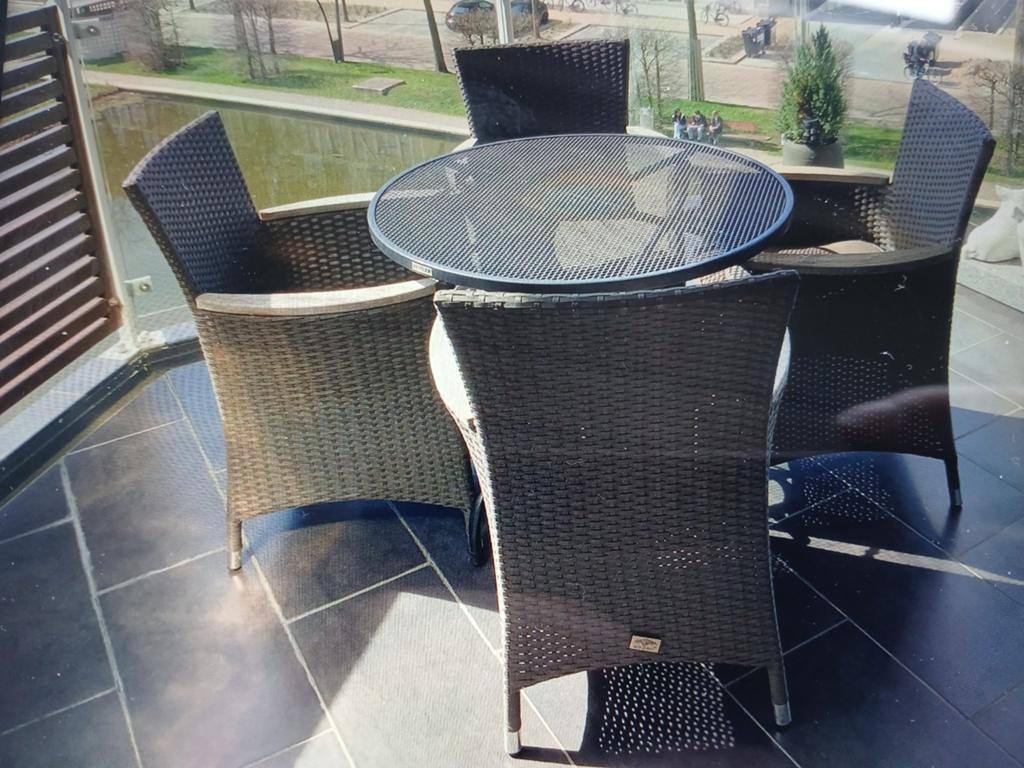 Wicker Tuinset met Ronde Tafel en 4 Stoelen, Tuin en Terras, Tuinsets en Loungesets, 4 zitplaatsen, Gebruikt, Ophalen of Verzenden