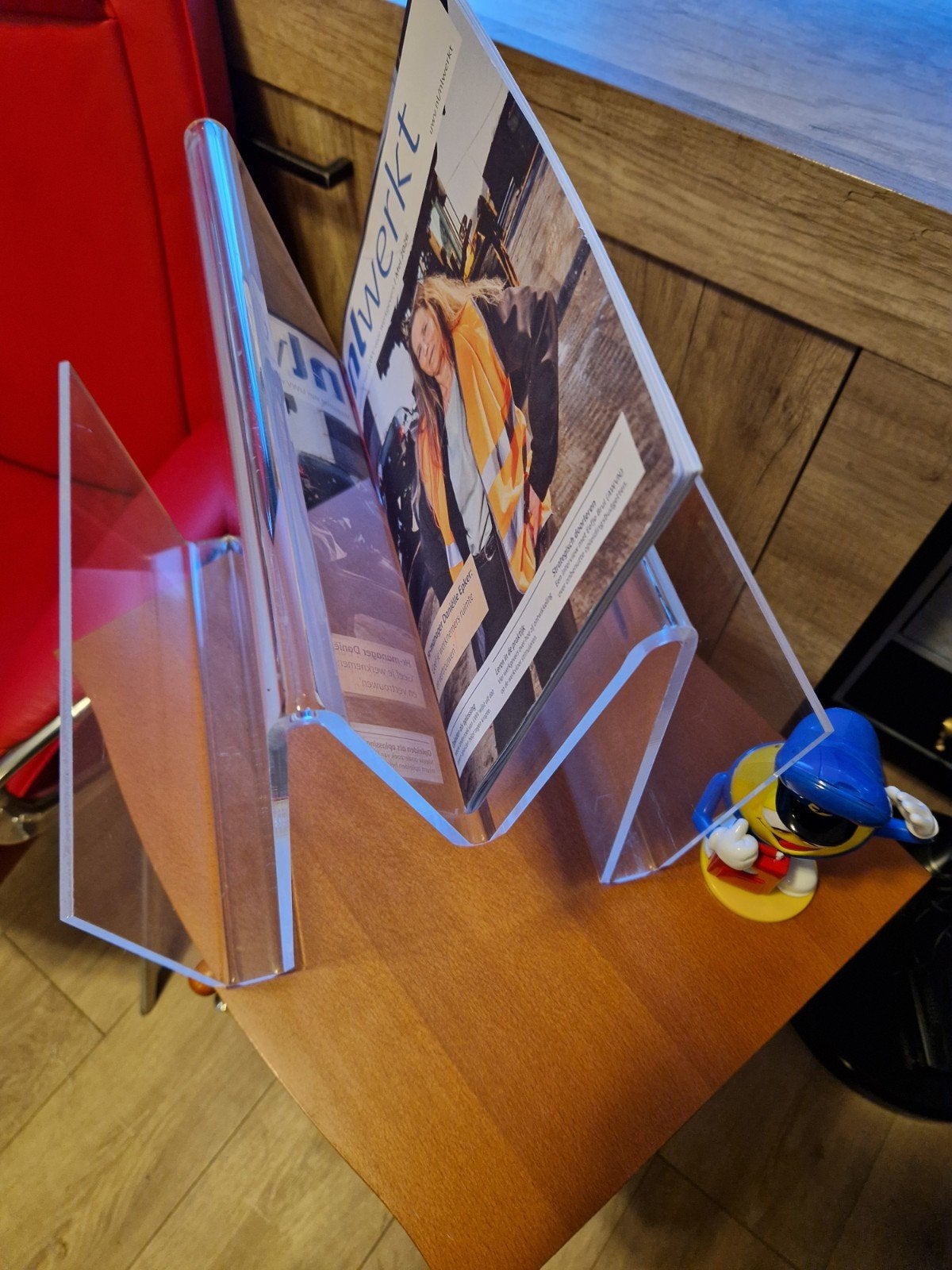 Vintage Design Icon: Plexiglas Magazine Rack from the 1970s, Ophalen, Kunststof, Minder dan 45 cm