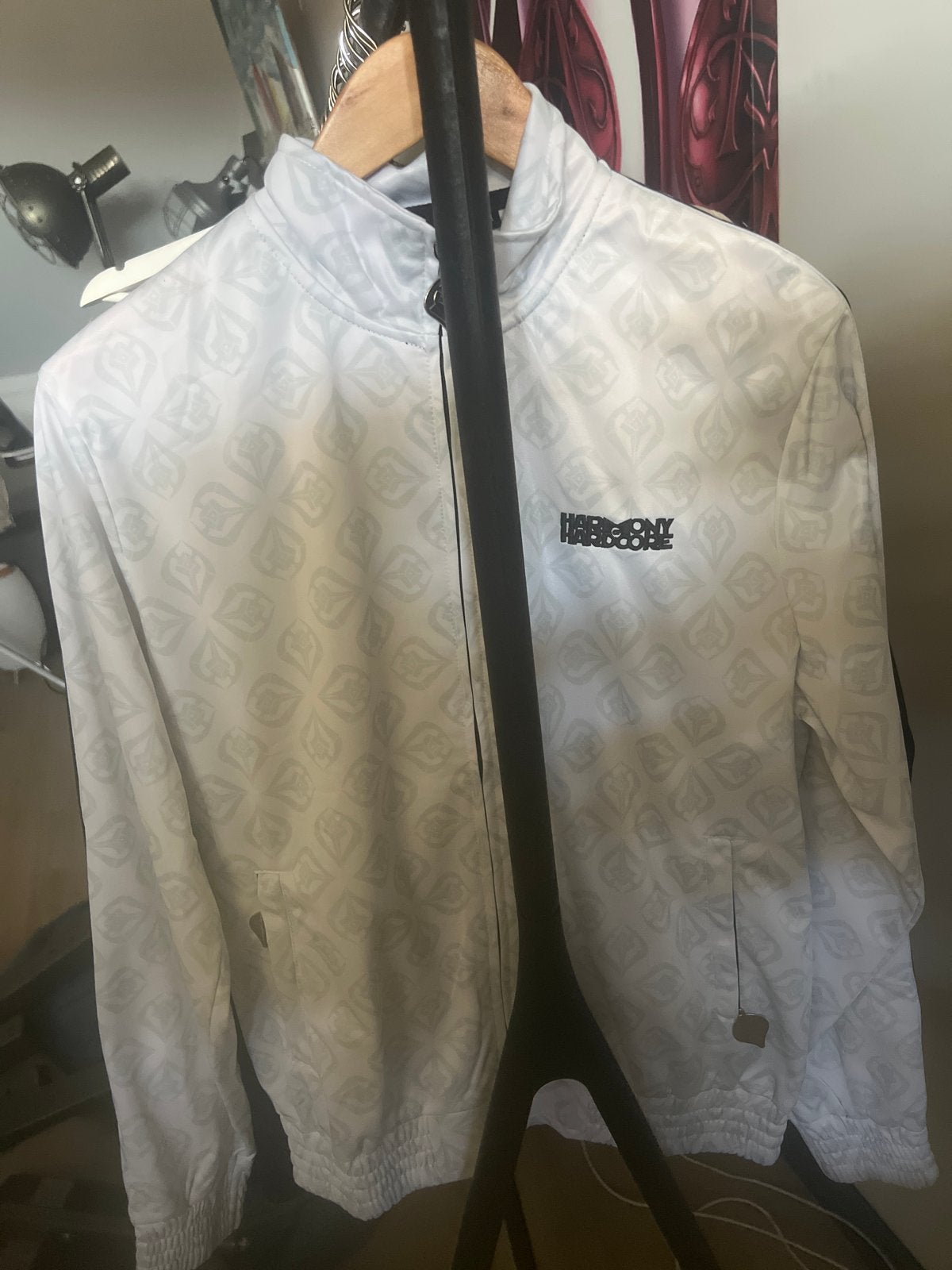 Harmony Hardcore Jas - Wit met print, Ophalen, Zo goed als nieuw, Maat 48/50 (M), Wit