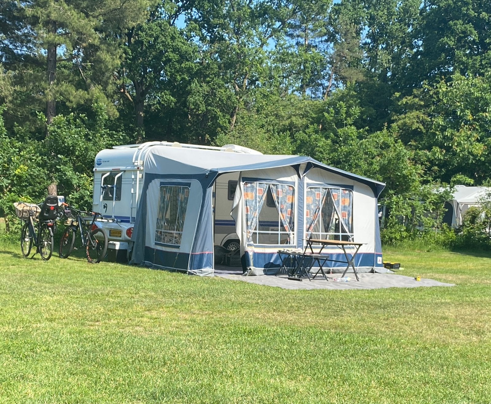 Hobby De Luxe Easy 440 SF | Airco | Zeer compleet & netjes, Caravans en Kamperen, Fietsenrek, Hobby, Treinzit, Particulier