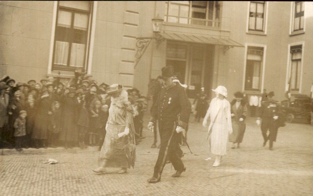 Leeuwarden - Optocht - Man in uniform en dames, Verzamelen, Ansichtkaarten | Nederland, Gelopen, Friesland, 1920 tot 1940, Ophalen of Verzenden