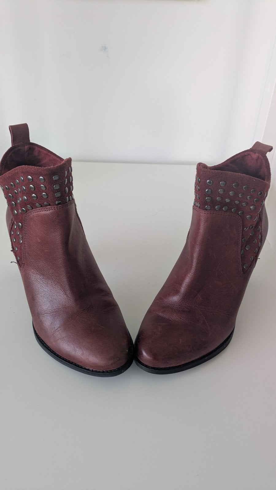 Bershka bordeaux enkellaarzen met studs - maat 40, Kleding | Dames, Verzenden