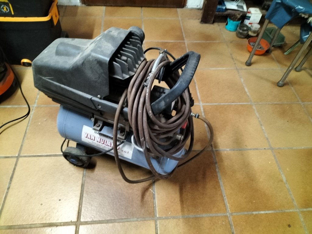 Compressor met slang en pistooltje, Doe-het-zelf en Verbouw, Ophalen, Gebruikt, 6 tot 10 bar, 400 tot 800 liter/min