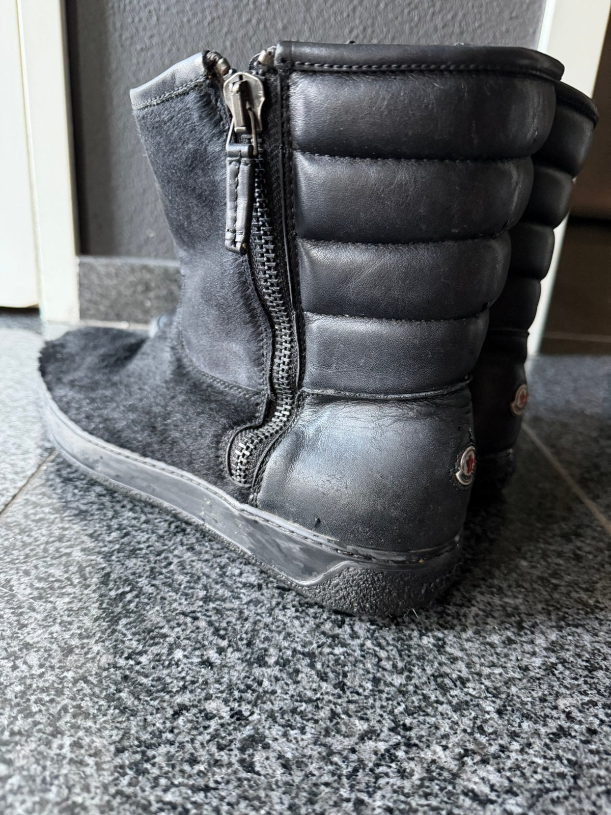 Moncler laarzen bestaande uit leder en paardenhaar, Ophalen of Verzenden, Zo goed als nieuw, Zwart, Boots
