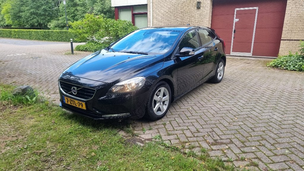 Volvo V40 1.6 D2 115PK 2012 Zwart Clima Stoelverw Apk 4-2027, Auto's, Volvo, Voorwielaandrijving, Euro 5, 28 km/l, 4 cilinders
