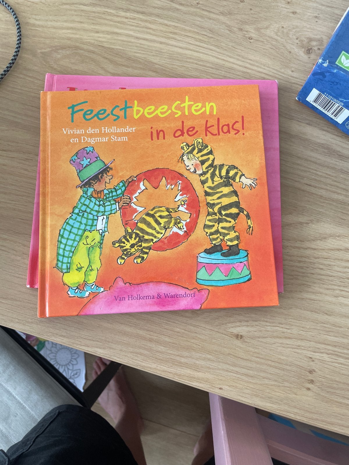 Feestbeesten in de klas! - Kinderboek, Ophalen of Verzenden, Zo goed als nieuw, Fictie algemeen