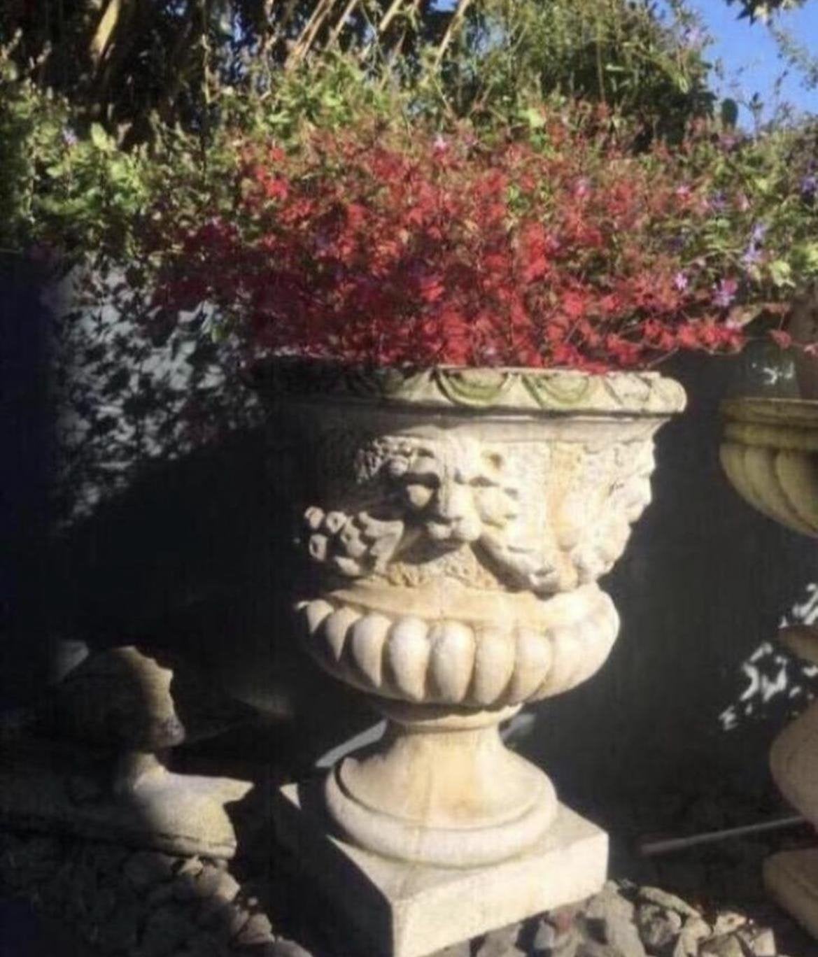 Antieke stenen tuinvaas met leeuwenkoppen - 71cm, Tuin en Terras, Tuinvazen, Ophalen, Gebruikt