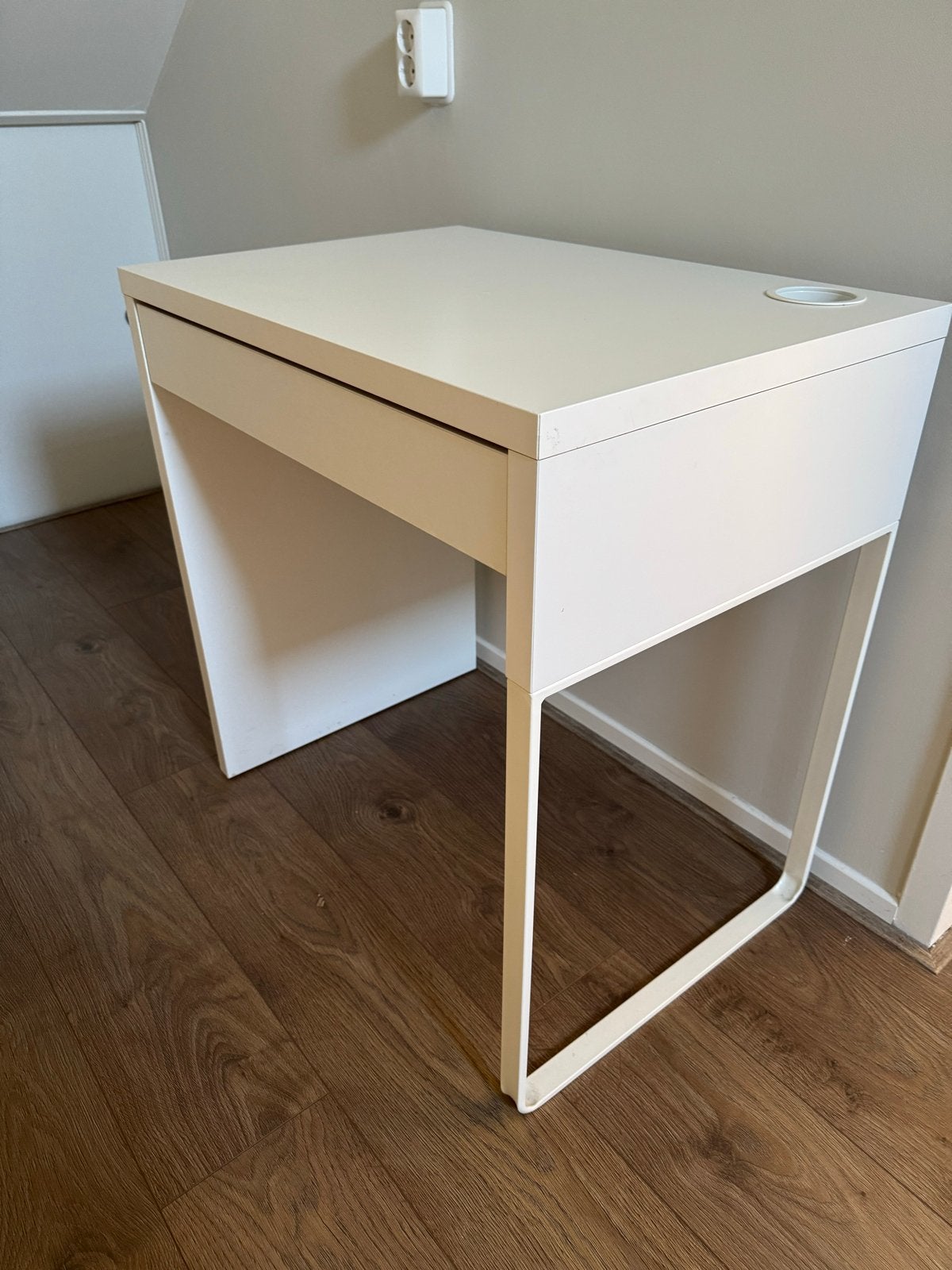Wit bureau met lade en kabeldoorvoer, Huis en Inrichting, Ophalen, Met lades, Spaanplaat of MDF, Zo goed als nieuw