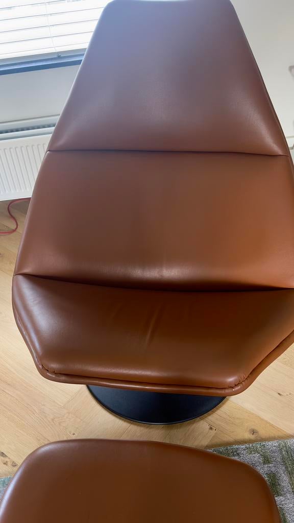 Artifort F510 fauteuil + poef - oranje leer, Huis en Inrichting, Fauteuils, Ophalen, Zo goed als nieuw, Mid-century modern / designklassieker uit de jaren 60