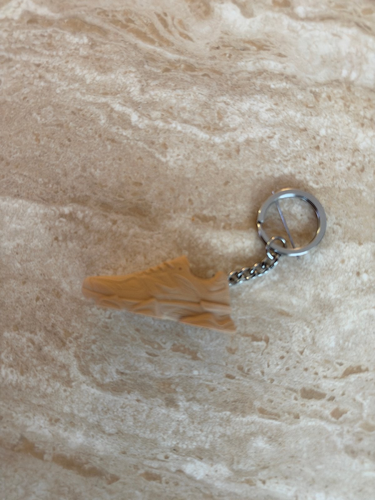 Beige Newbalance sneaker sleutelhanger | Mini schoentje, Ophalen of Verzenden, Nieuw, Overige typen