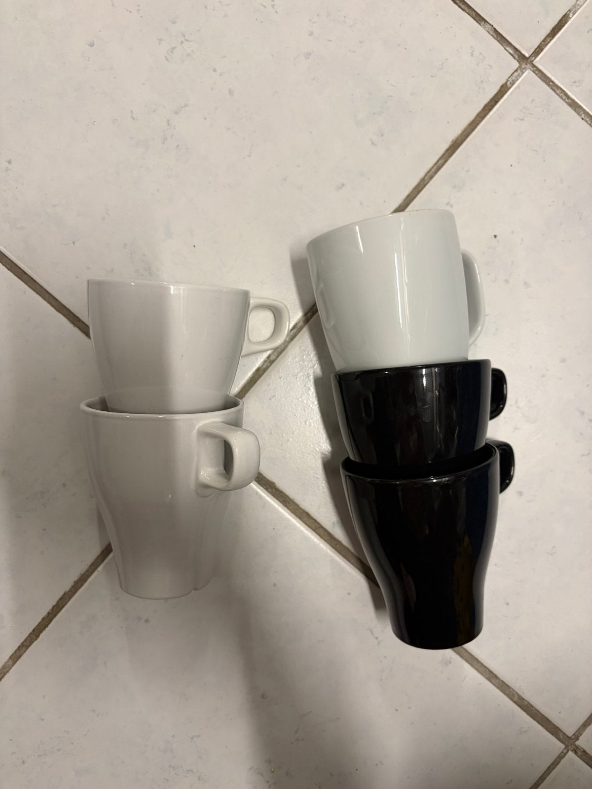 Set van 5 IKEA FÄRGRIK mokken - wit en zwart, Ophalen, Gebruikt, IKEA, Mok