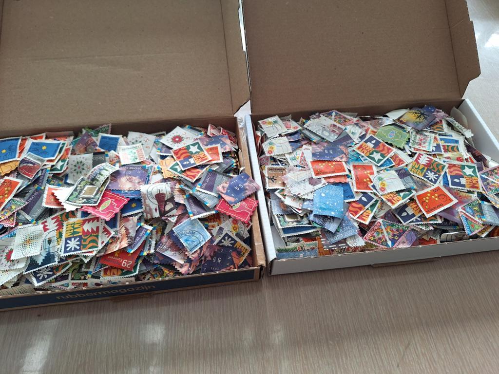2 doosjes december postzegels NL gestempeld, Ophalen of Verzenden, Nederland