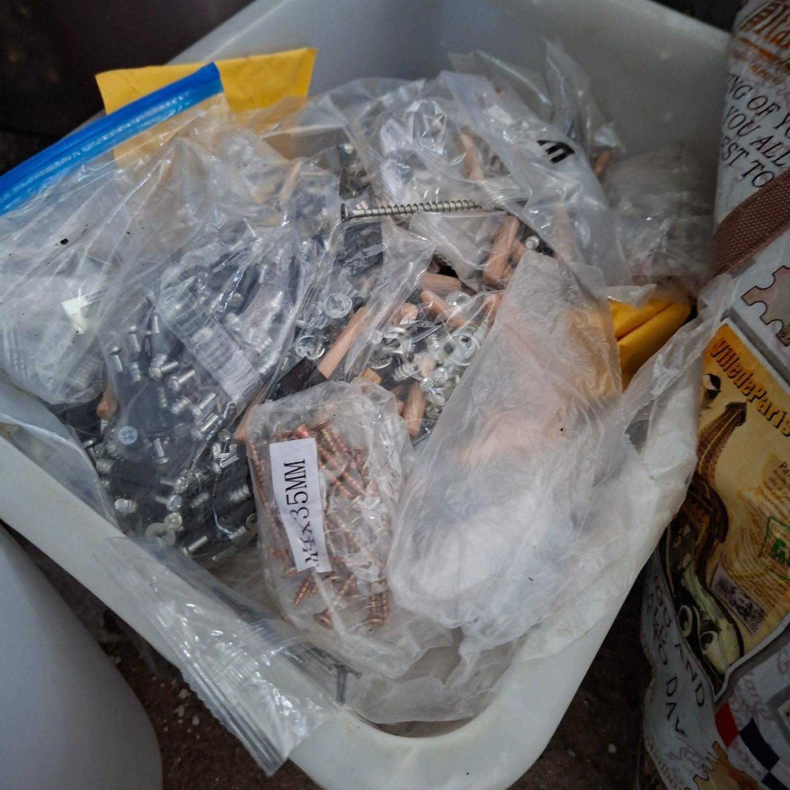 Hele bak vol schroeven spijkers alles om meubels in elkaar, Ophalen, Schroeven