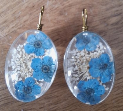 2 stuks epoxy hars hangers met droogbloemen. 25x17x12,5 mm, Overige materialen, Blauw, Nieuw, Ophalen of Verzenden