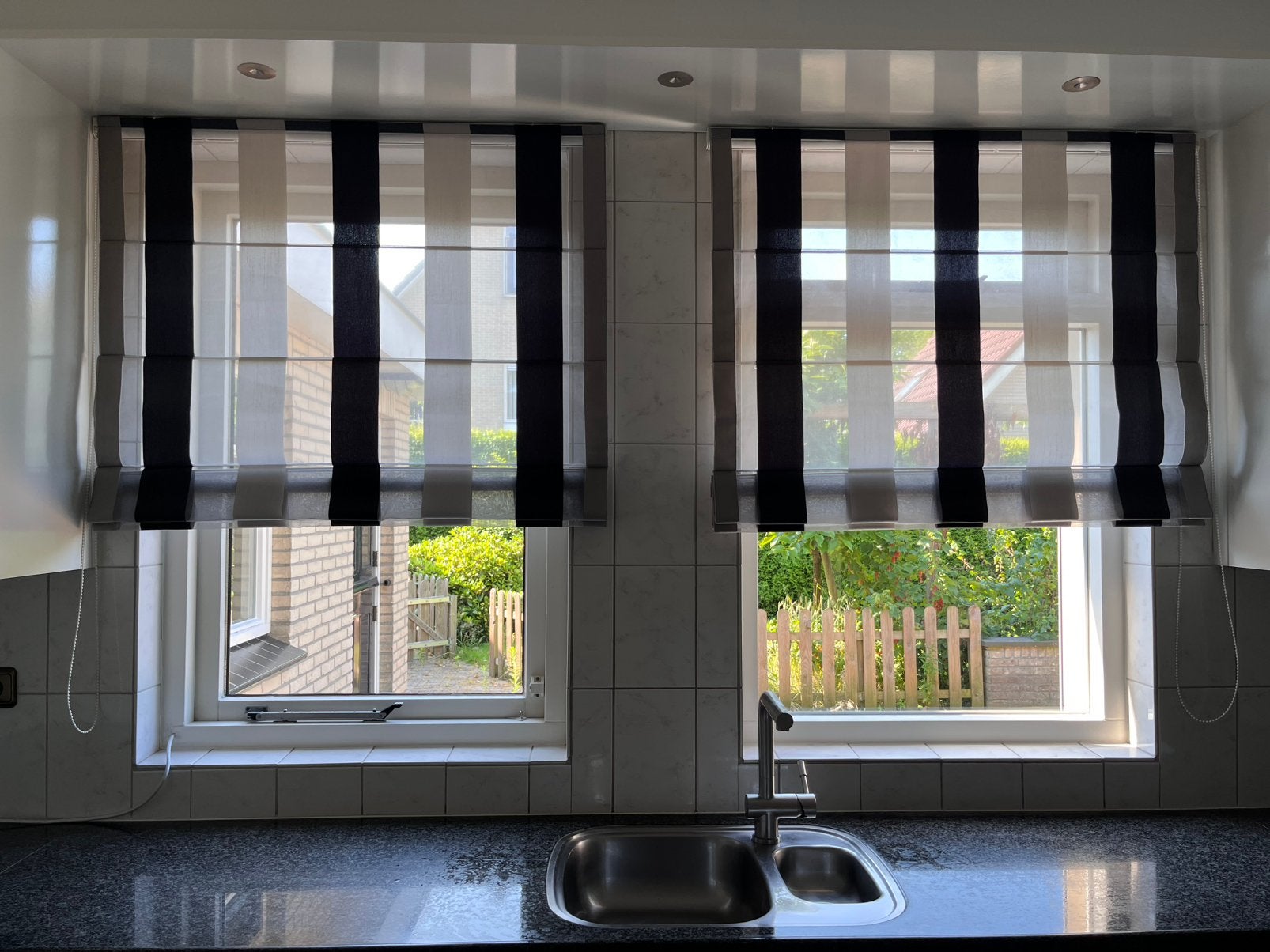 Twee vouwgordijnen / roman blinds zwart-wit gestreept, Huis en Inrichting, Ophalen, Gebruikt, Wit, Vouwgordijn