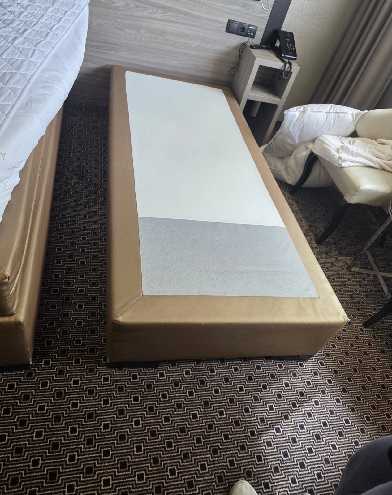 150 Eenpersoons boxspring bed - Zo goed als nieuw, Ophalen, 90 cm, Eenpersoons, Bruin