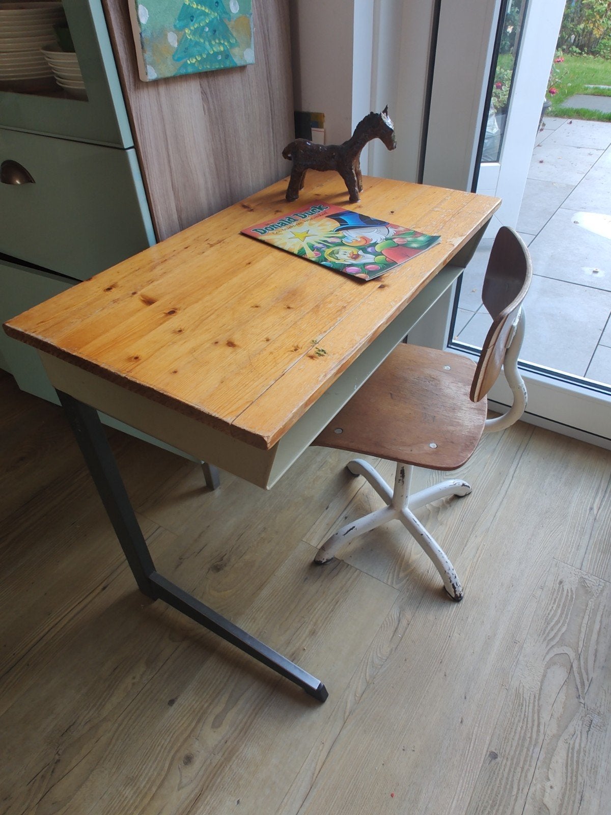 Vintage houten kinderbureau met metalen onderstel, Gebruikt, Hout, Kinderbureau, Ophalen of Verzenden