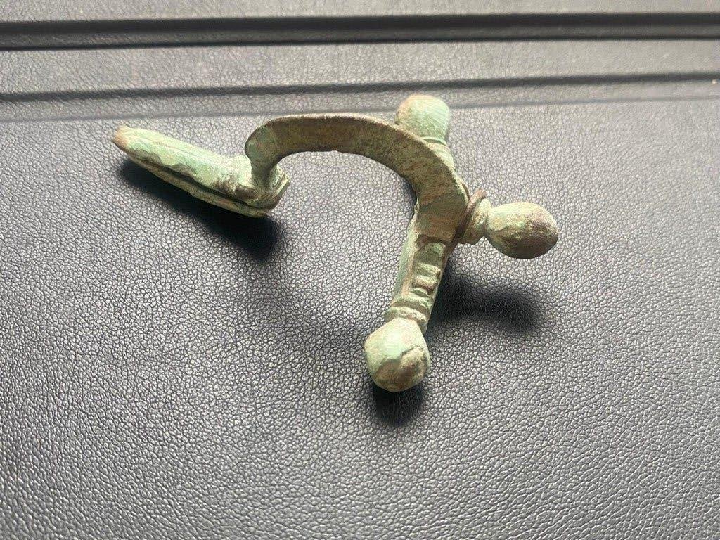 Romeinse kruisboog fibula, Ophalen of Verzenden, Brons