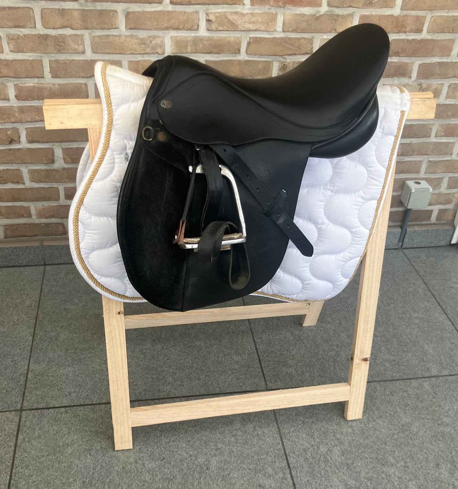 Ponyzadel 16 inch met beugels en beugelriemen, Dieren en Toebehoren, Ophalen of Verzenden, Zo goed als nieuw, Springen