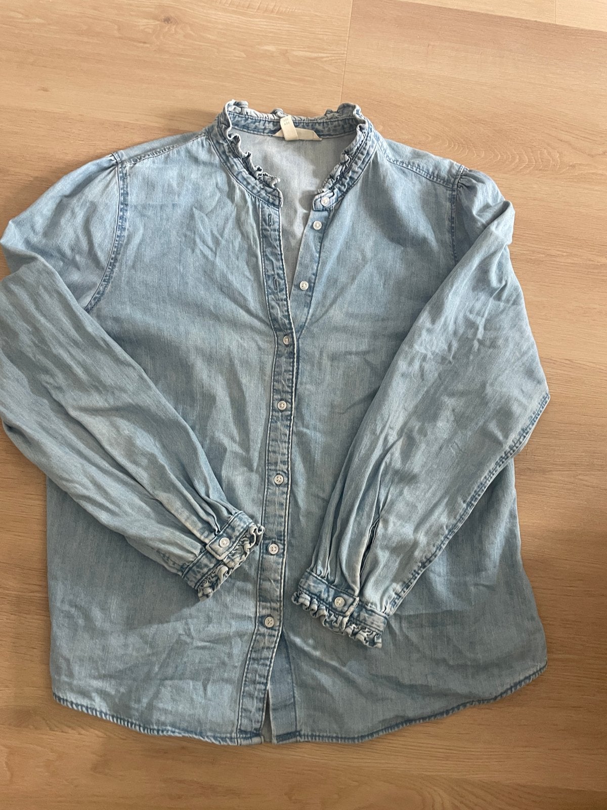 Spijkerblouse H&M met ruches, Ophalen of Verzenden, Gedragen, Maat 38/40 (M), Blauw