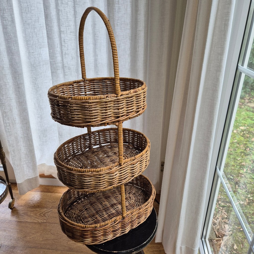 Rotan etagere met 3 manden, 70 cm hoog, Ophalen of Verzenden, Zo goed als nieuw, Overige typen, Natuurlijk materiaal