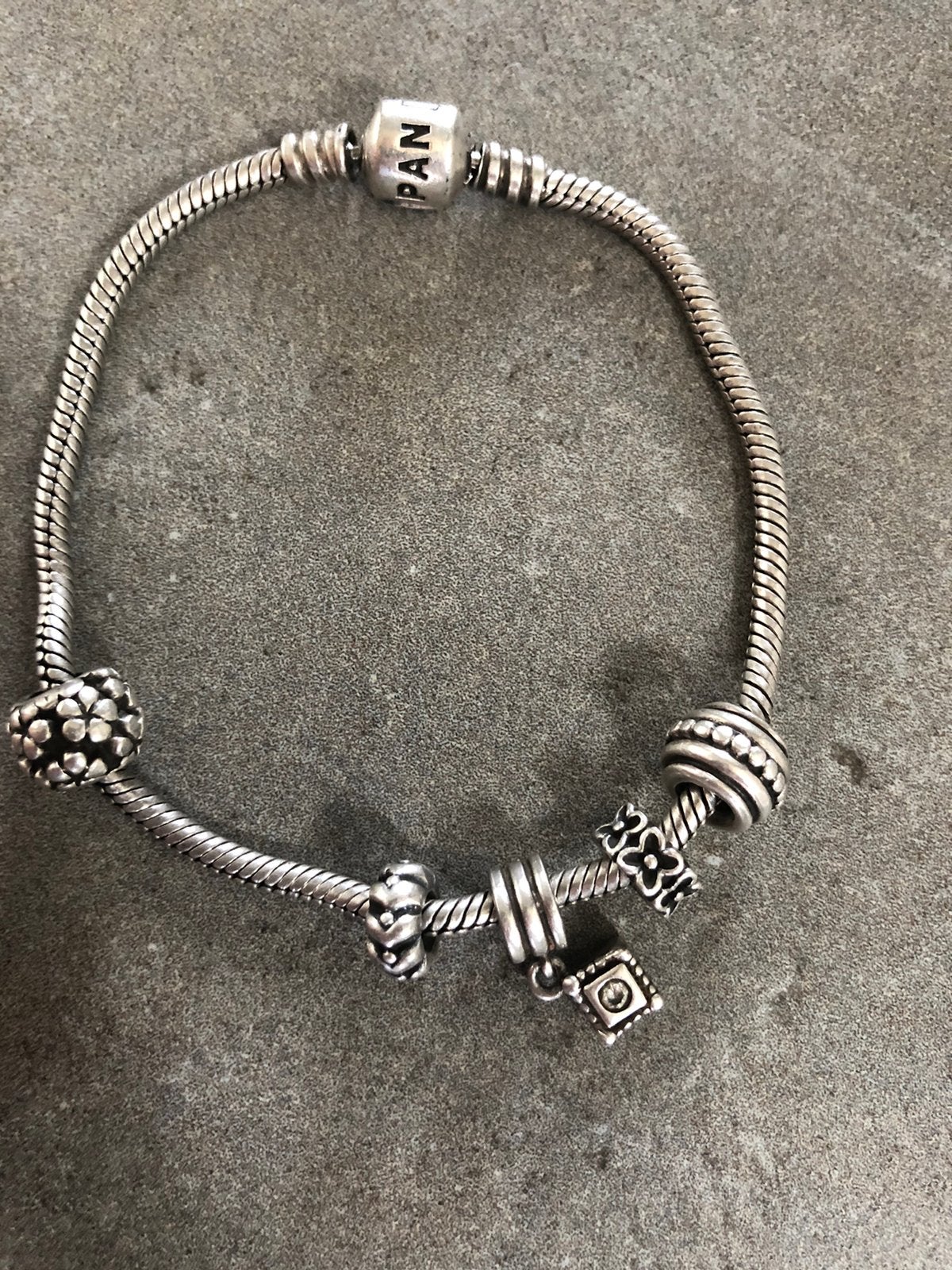 Pandora armband met 5 bedels;, Sieraden, Tassen en Uiterlijk, Armbanden, Met bedels of kralen, Ophalen of Verzenden, Zo goed als nieuw