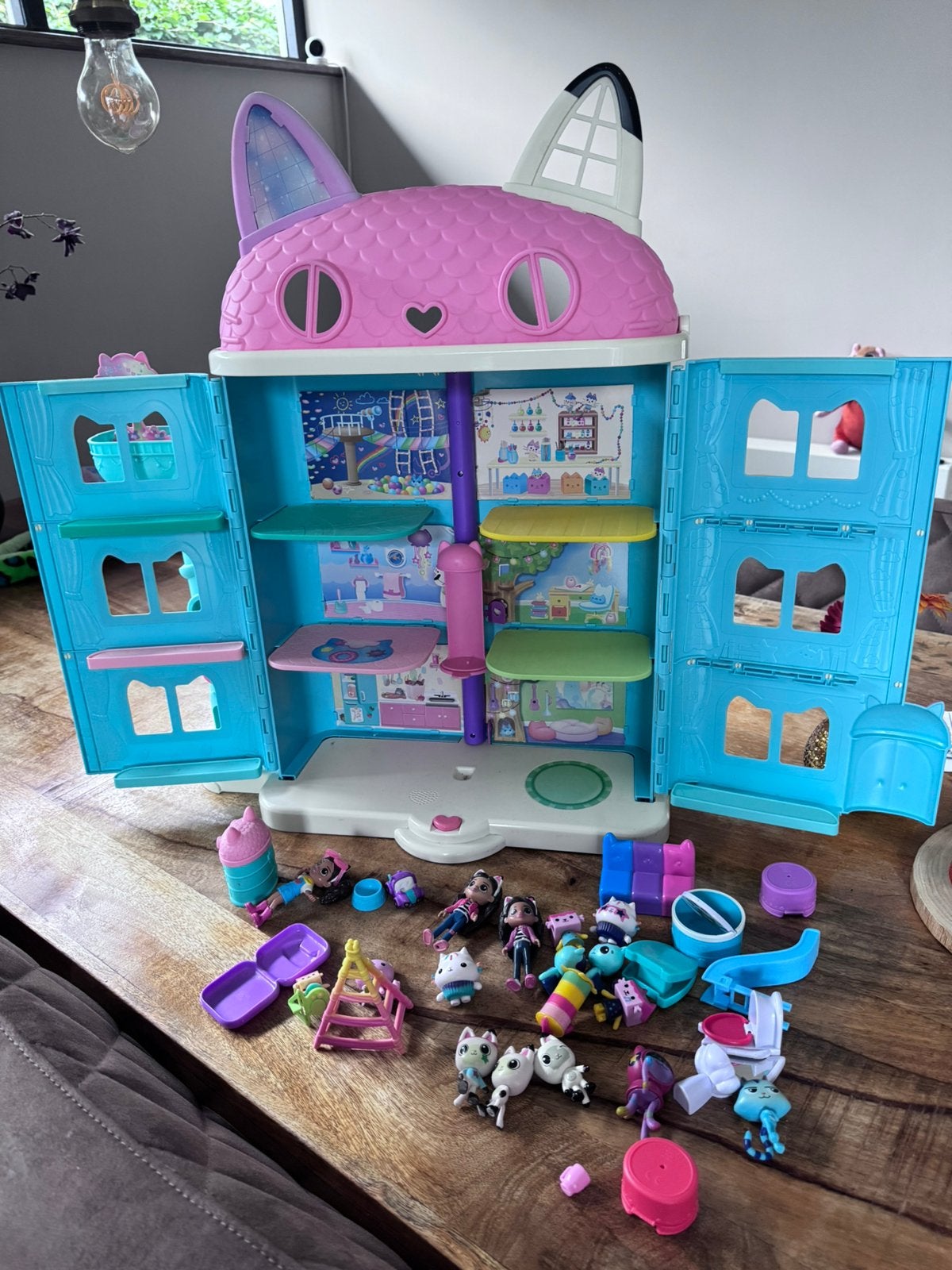 Gabby's Poppenhuis met figuren en diverse accessoires, Ophalen, Zo goed als nieuw, Poppenhuis