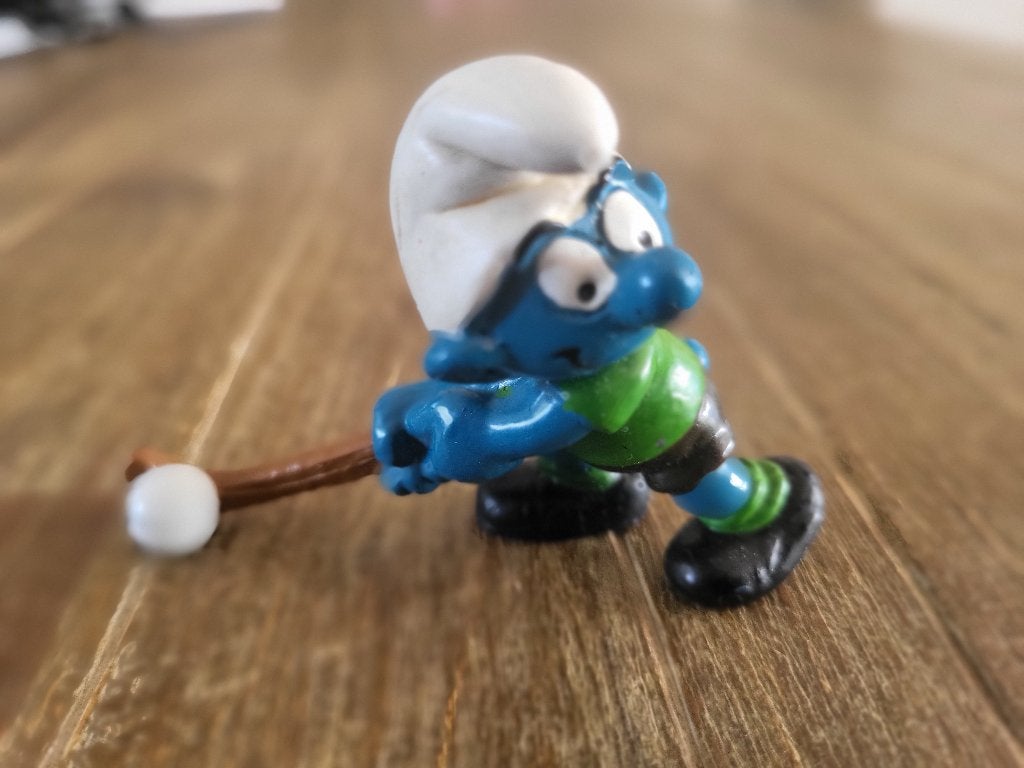 Hockeyspeler smurf donkere stick, Verzamelen, Smurfen, Ophalen of Verzenden, Zo goed als nieuw, Overige Smurfen, Poppetje, Figuurtje of Knuffel