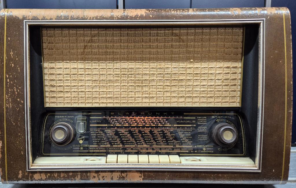 Aangeboden een vintage Blaupunkt Milano 2225 radio, Antiek en Kunst, Antiek | Tv's en Audio, Ophalen