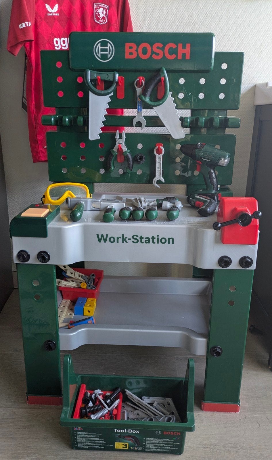 Bosch werkbank met gereedschap en accessoires, Ophalen, Gebruikt, Knutselen, Met geluid