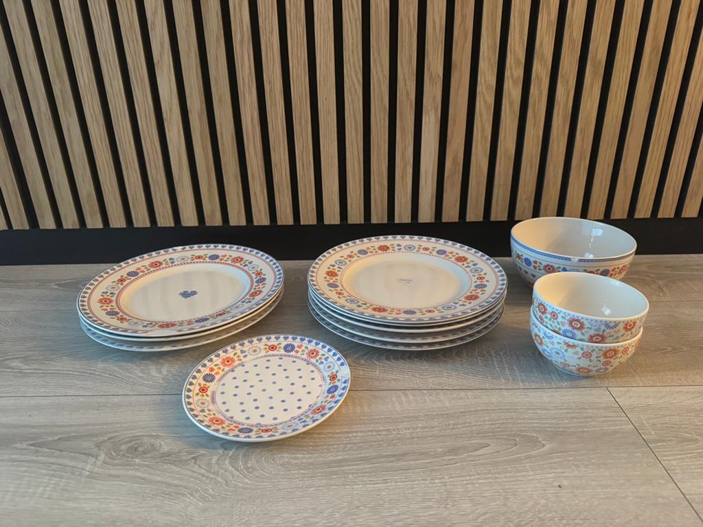 11 x Yvon Jaspers kakelbont servies met (lichte gebreken), Huis en Inrichting, Gebruikt, Ophalen of Verzenden, Bord(en), Overige stijlen