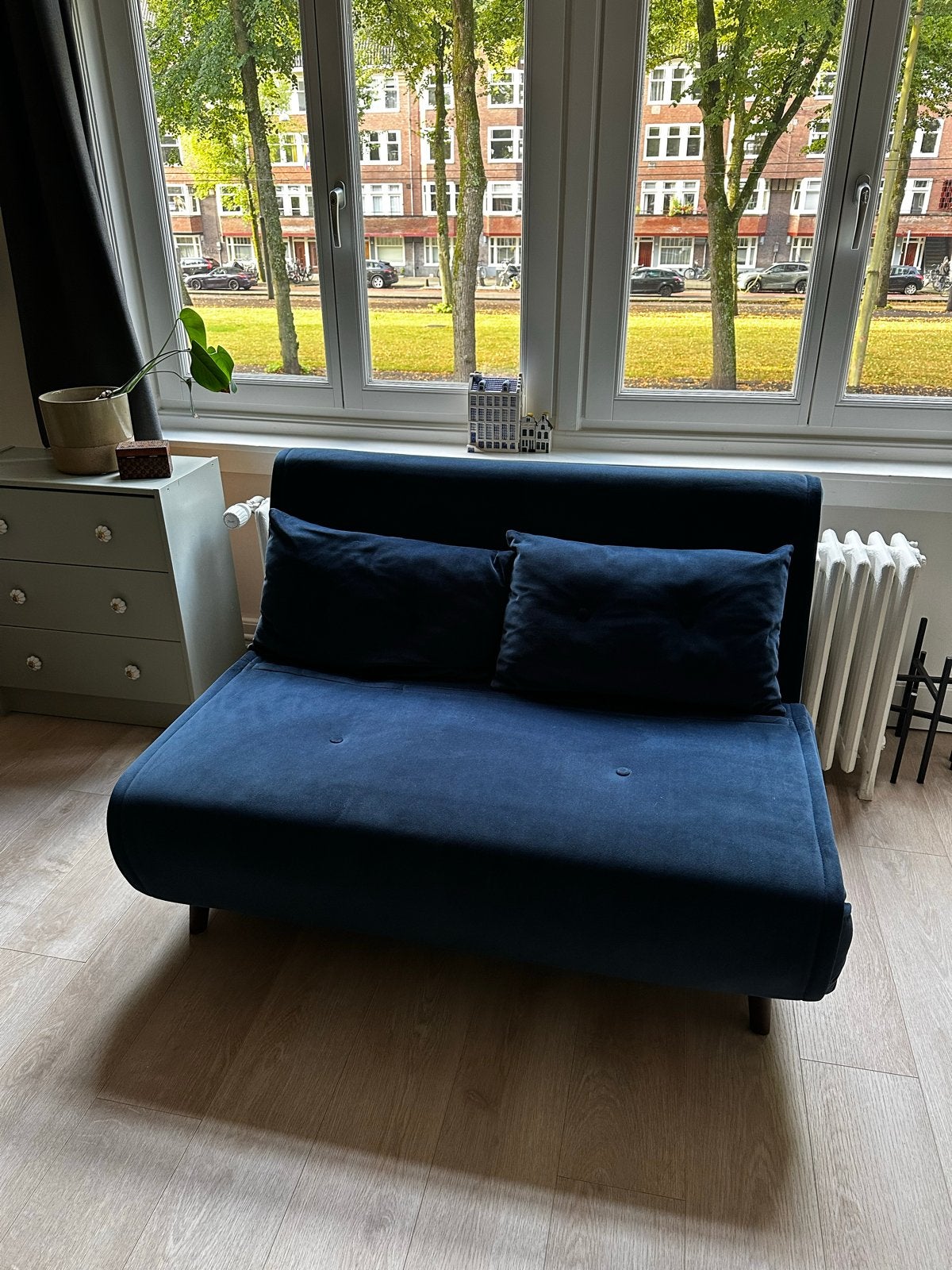 Slaapbank 2-zits Made Haru - Donkerblauw fluweel, Huis en Inrichting, Slaapkamer | Slaapbanken, Ophalen, Blauw, Tweepersoons, 190 cm of minder