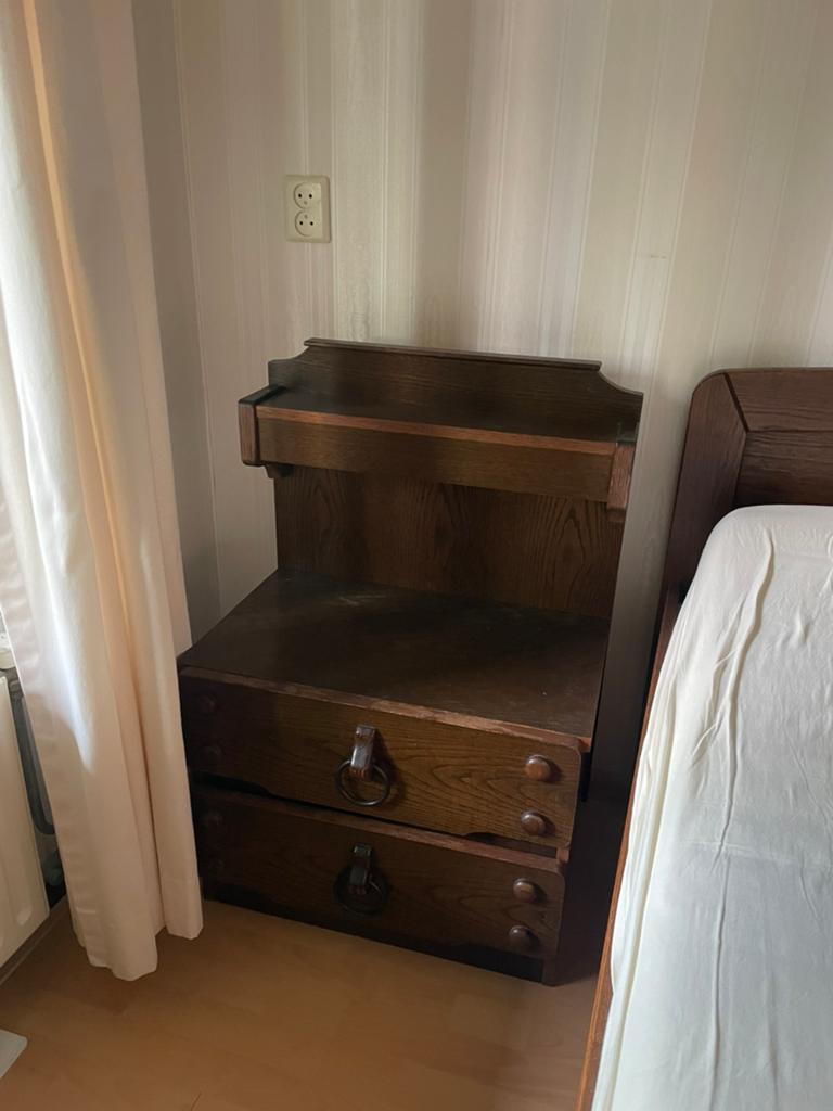 Massief houten nachtkastje, Huis en Inrichting, Slaapkamer | Nachtkastjes, Ophalen, Zo goed als nieuw, Minder dan 45 cm