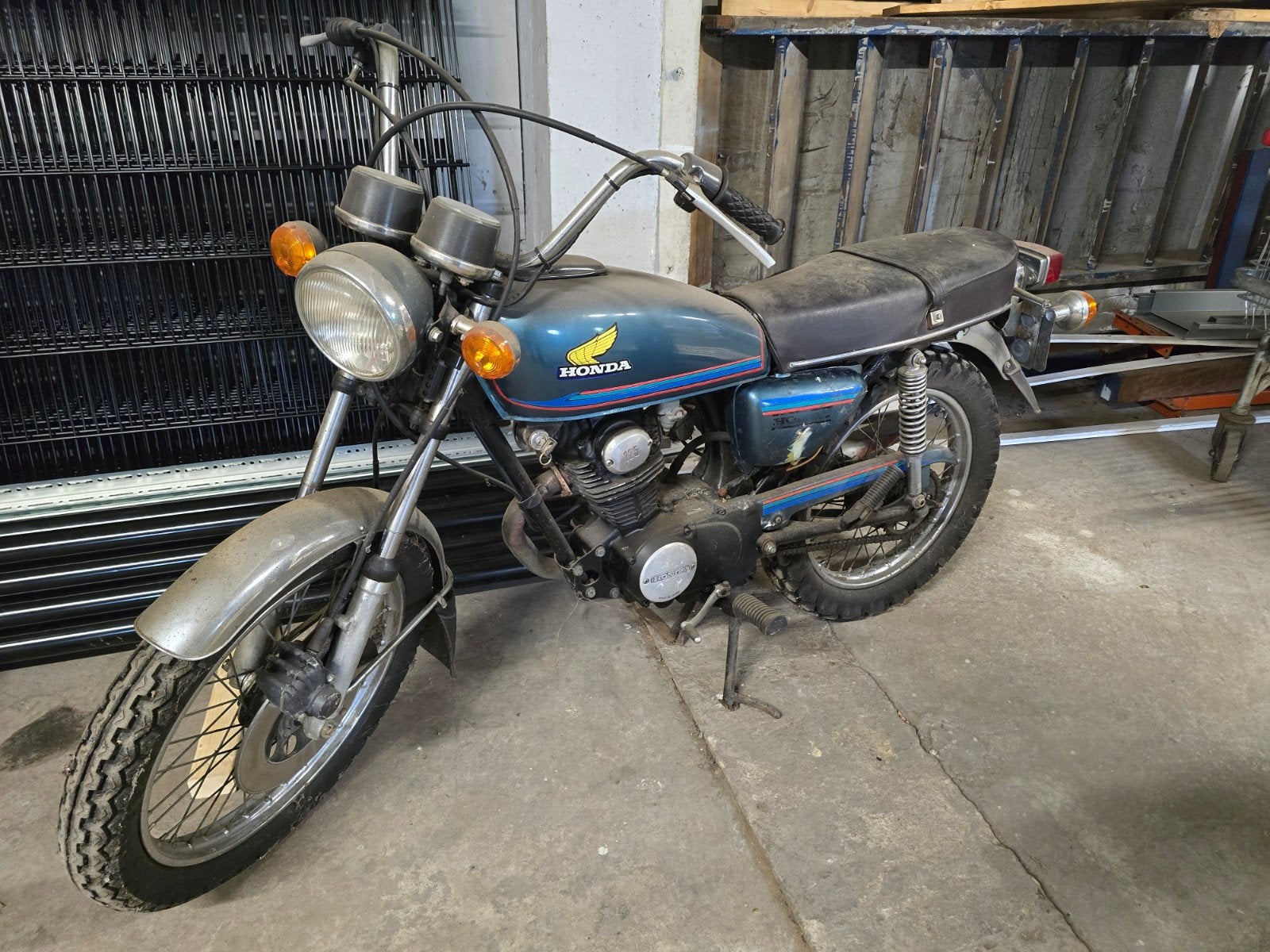 Oude schuurvondst! Klassieke motorfiets voor restauratie