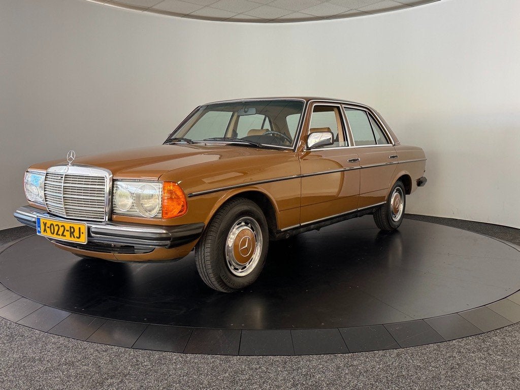 Mercedes-benz 240 DL wegenbelasting vrij!, Auto's, Mercedes-Benz, 65 pk, 2404 cc, Gebruikt, 4 cilinders