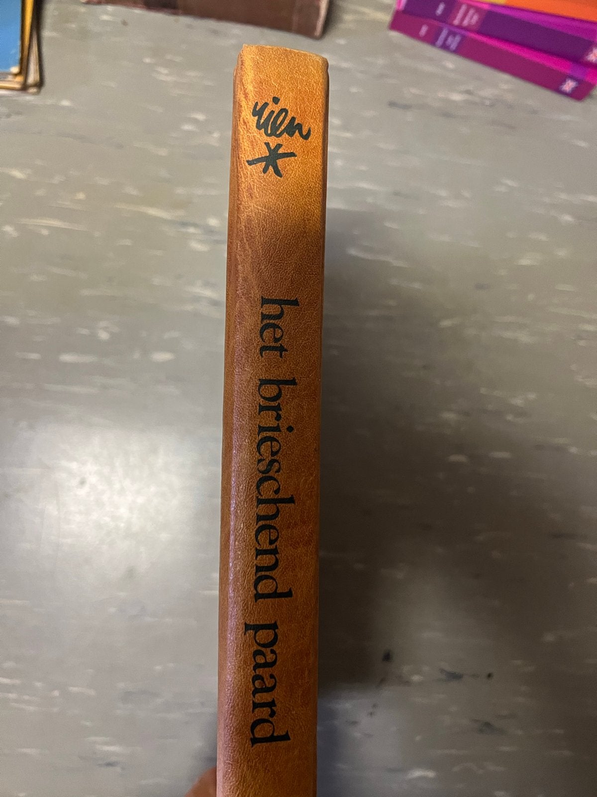 Het Brieschend Paard - Veen - Kinderboek, Boeken, Ophalen of Verzenden, Gelezen, Nederland