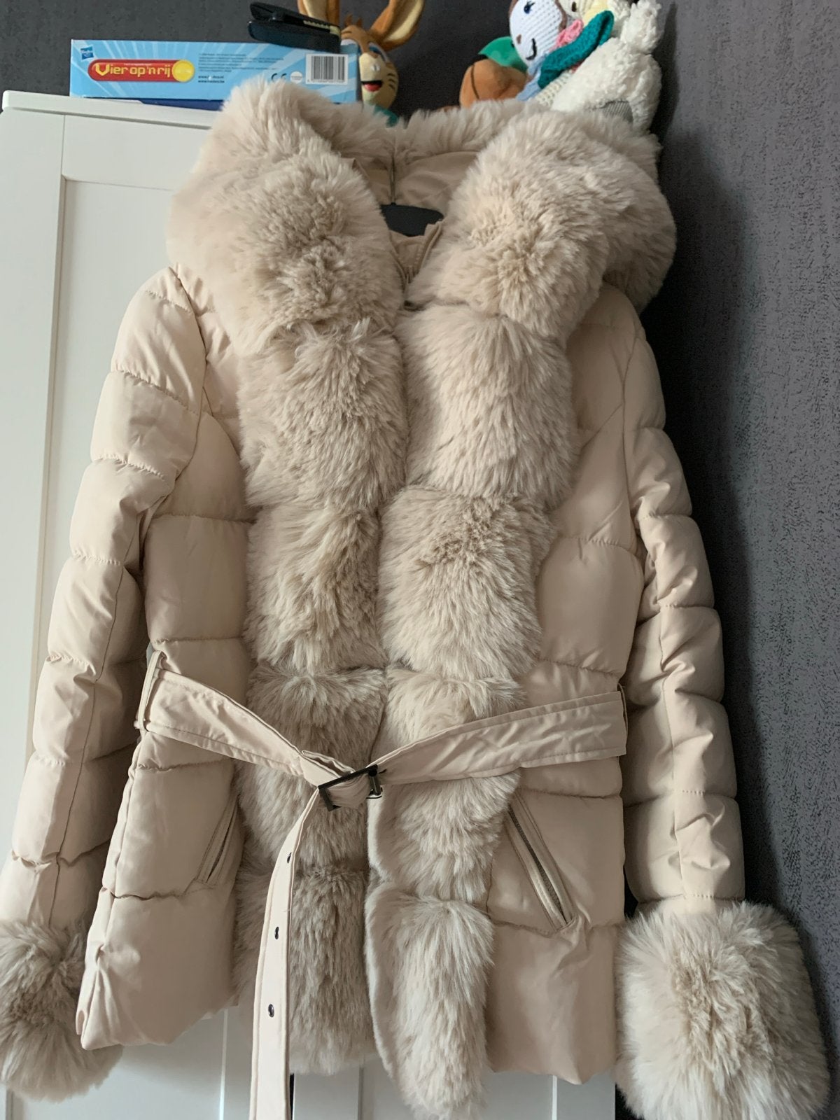 Nieuwe Kiss me winterjas met bontkraag en ceintuur, Ophalen of Verzenden, Zo goed als nieuw, Maat 38/40 (M), Beige