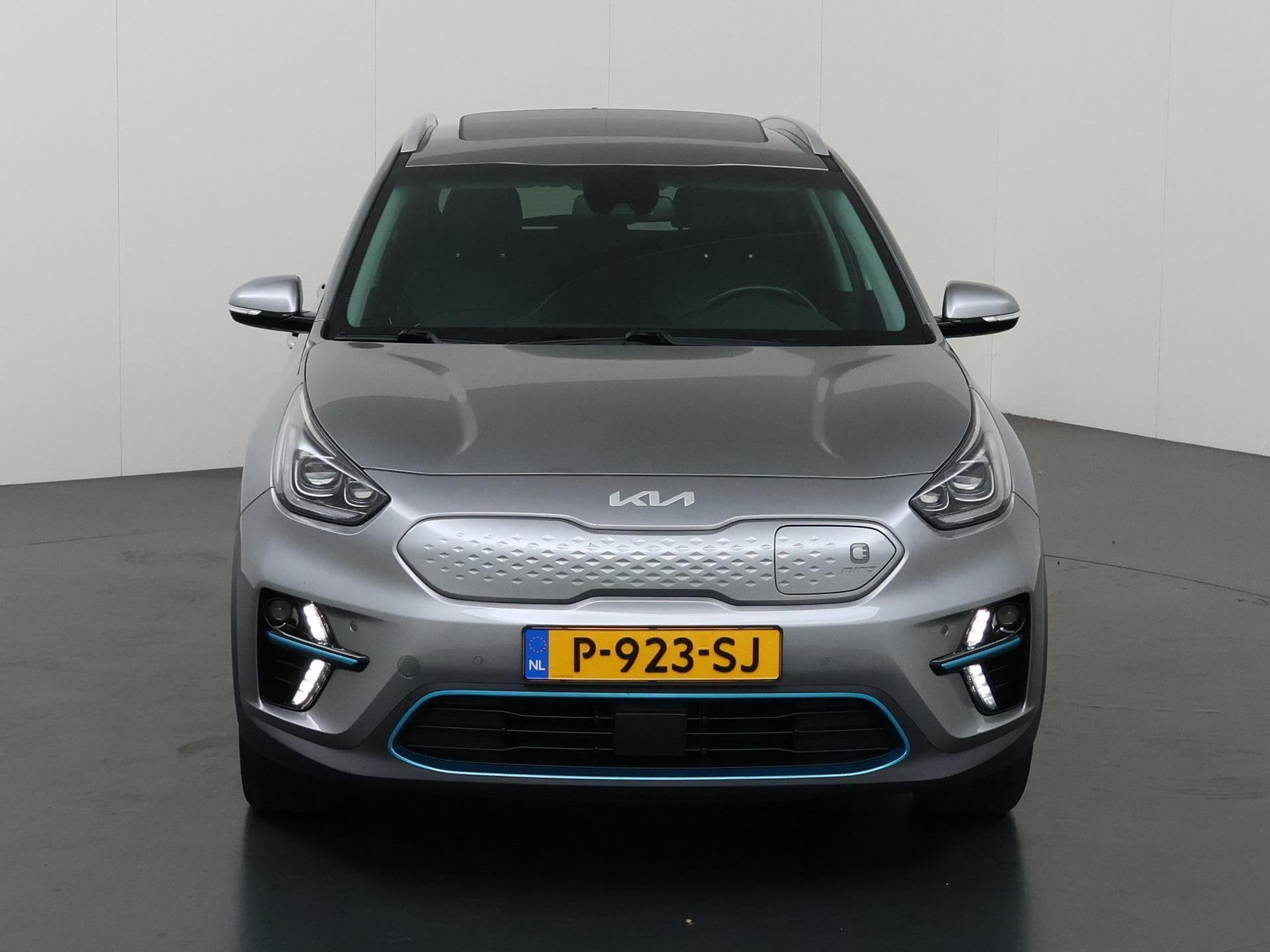 Kia e-Niro DynamicPlusLine 64 kWh | SOH 95% | Schuif/Kanteld, Dealer onderhouden, Gebruikt, 1712 kg, Leder en Stof
