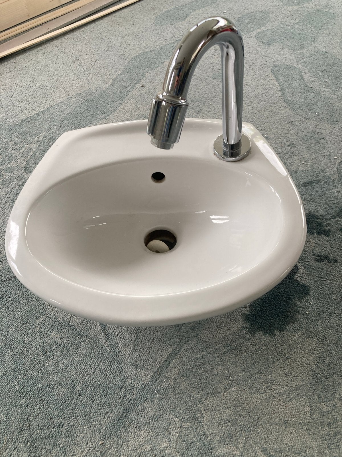 Villeroy & Boch wasbak toilet met kraan en sifon, Ophalen, Zo goed als nieuw, Chroom, Wastafel