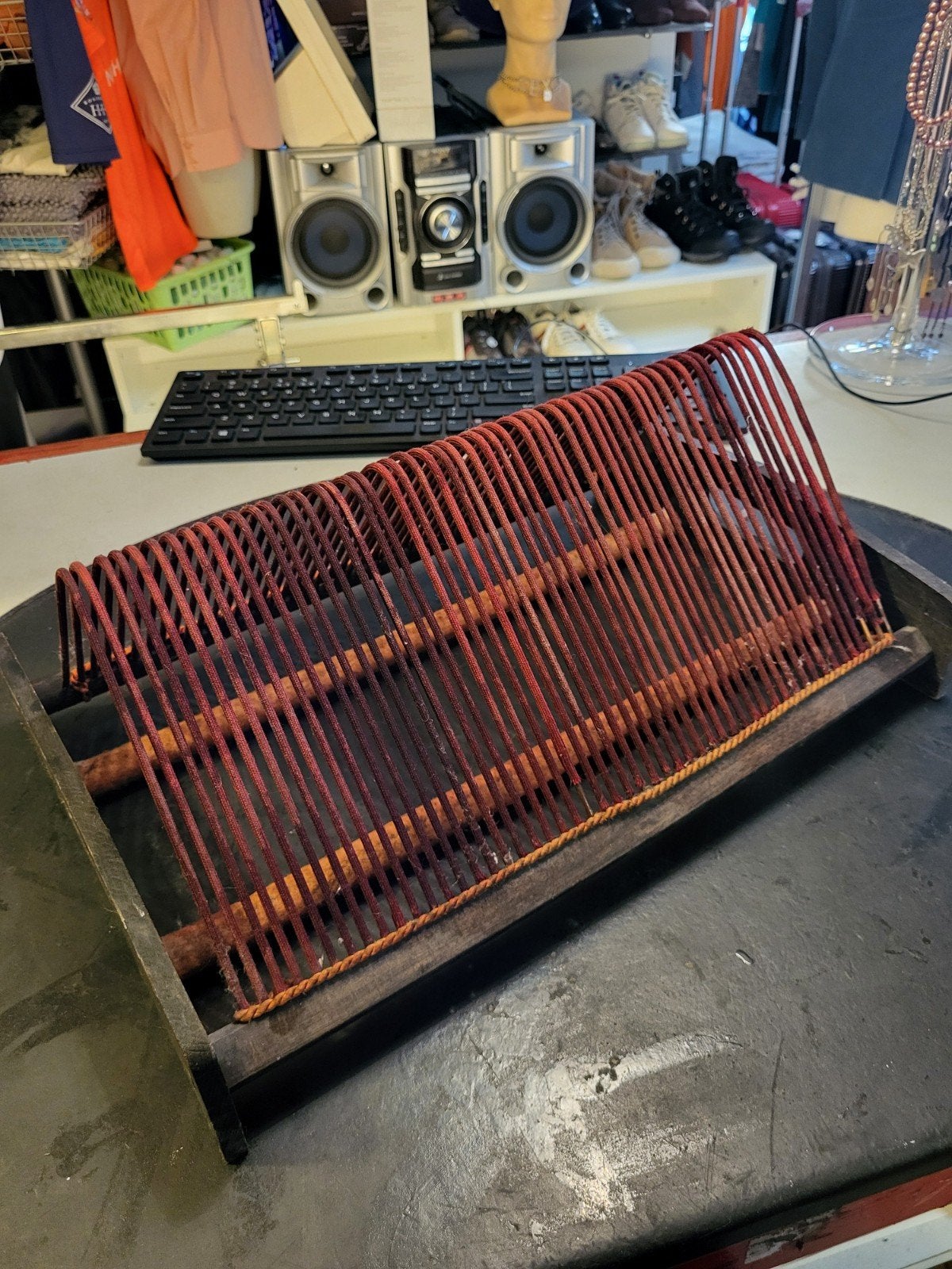 Vintage houten en metalen platen rek - Uniek decoratiestuk, Gebruikt, Onbekend, Ophalen of Verzenden, Onbekend