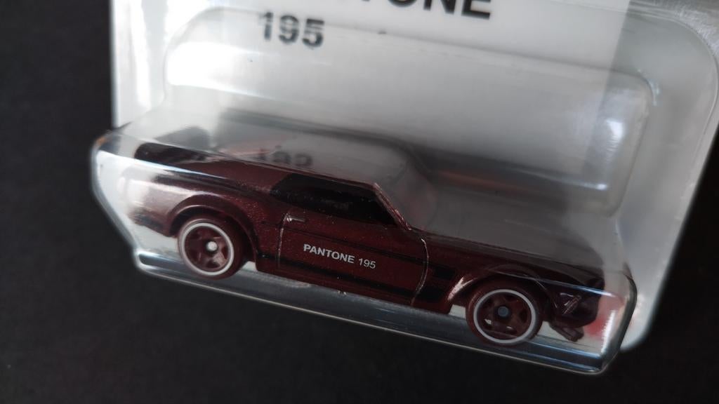 Ford Mustang Boss 302 69 1:64 Hotwheels Pantone Pol, Hobby en Vrije tijd, Modelauto's | Overige schalen, 1186 MJ 1 NL, Auto, Verzenden