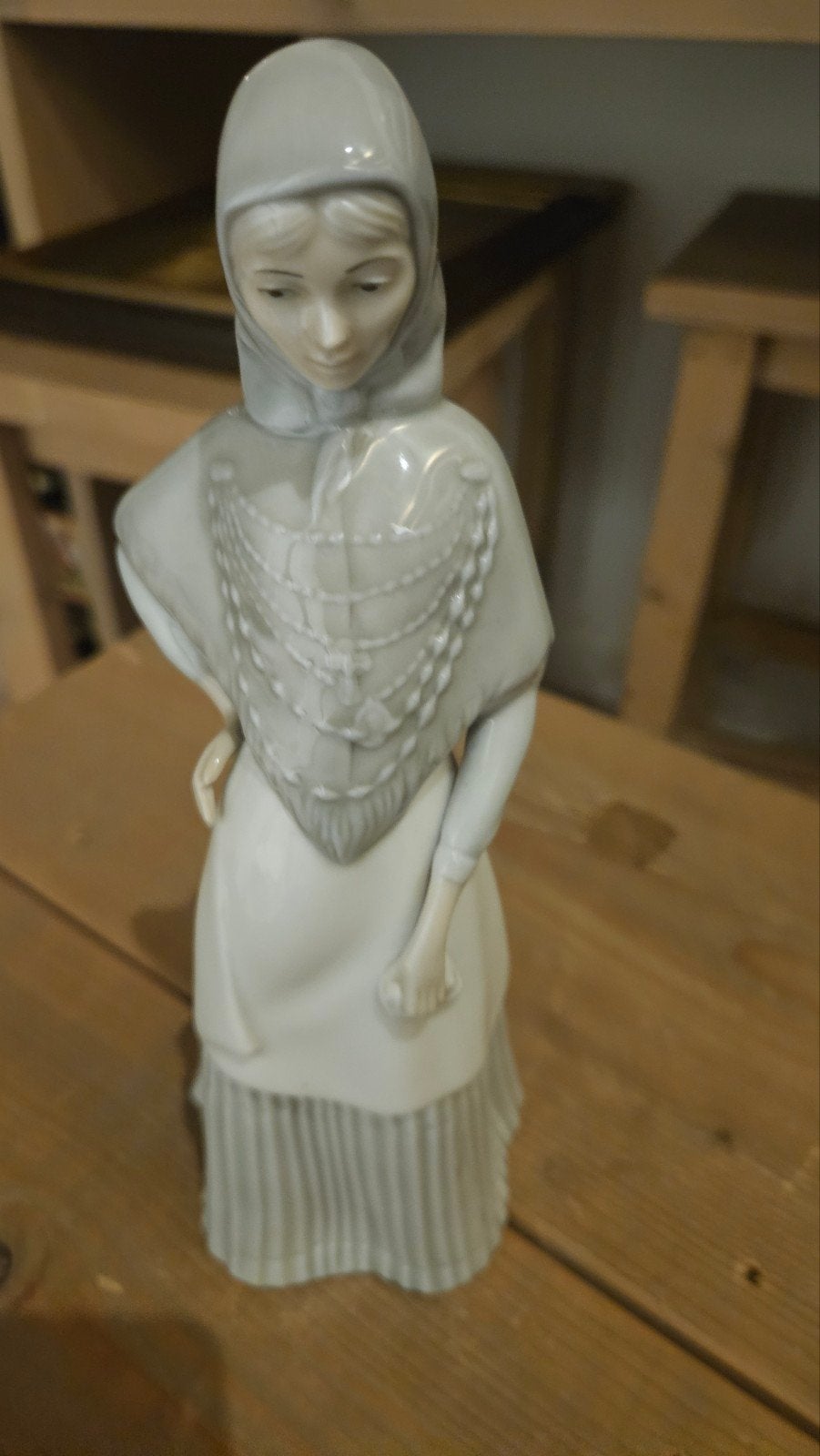 Prachtig Lladro porseleinen beeldje - Vrouw met hoofddoek, Antiek en Kunst, Ophalen of Verzenden