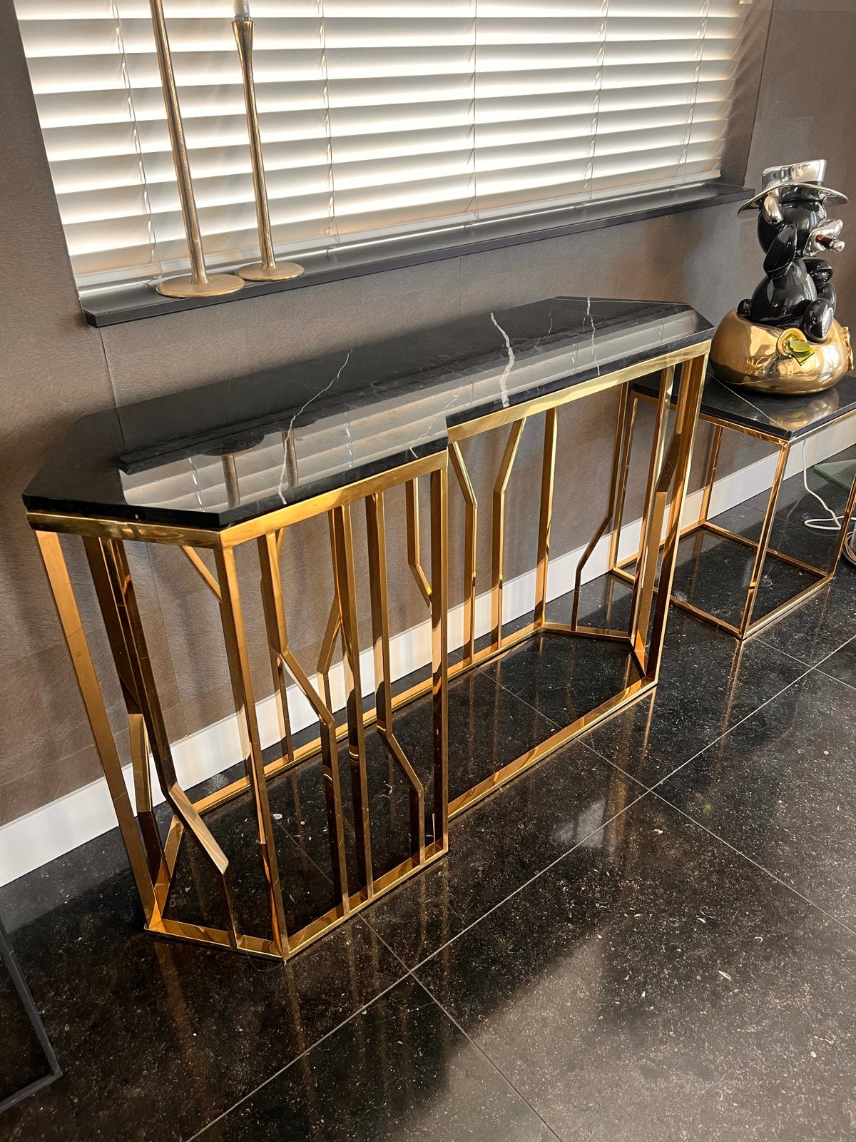 Gouden sidetable met zwart marmeren blad - Zeer nette staat, Huis en Inrichting, Tafels | Sidetables, Ophalen, 100 tot 150 cm
