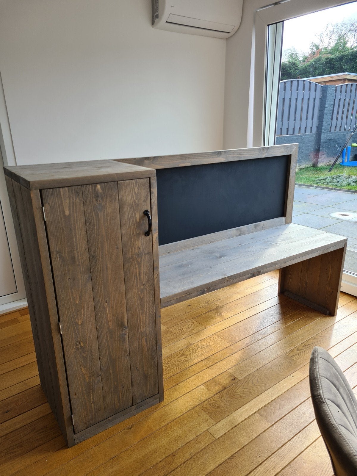 Foto 4 van Kindermeubel met kast, krijtbord, opbergbak en stoel.