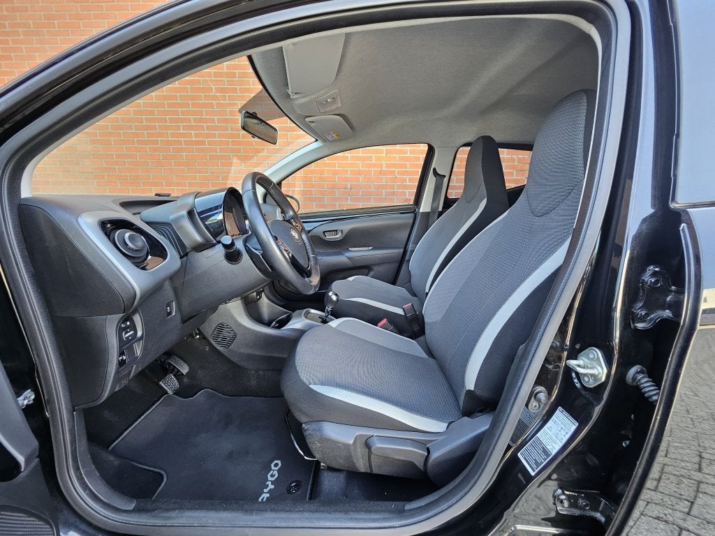 Toyota Aygo 1.0 VVT-i x-joy Automaat 1e eigenaar Clima Camer, 12 maanden, Gebruikt, Euro 6, 4 stoelen