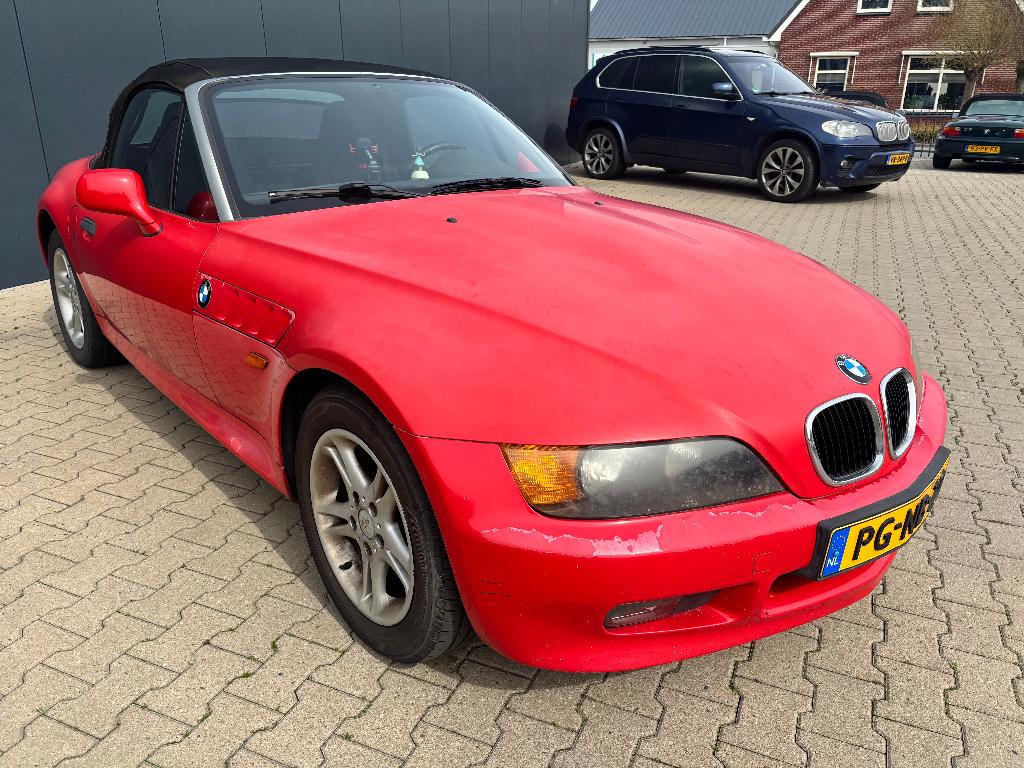 BMW Z3 1.8 Roadster 1996 Rood, Auto's, BMW, Achterwielaandrijving, 4 cilinders, Cabriolet, 49 €/maand