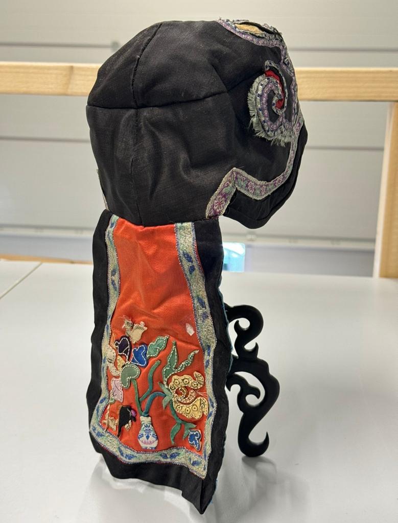 Prachtige antieke Chinese geborduurde kinder hoed-muts 1880, Antiek en Kunst, Antiek | Kleding en Accessoires, Ophalen of Verzenden