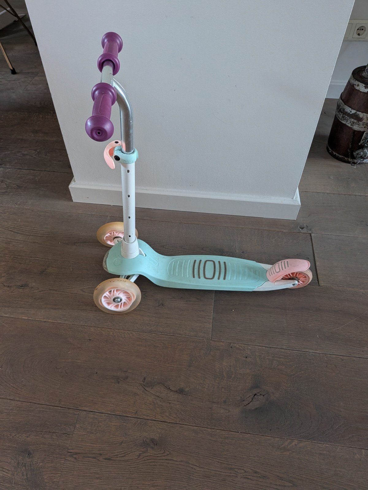 Kinderstep met lampjes bij de wielen, Ophalen of Verzenden, Gebruikt, Gewone step, Onbekend