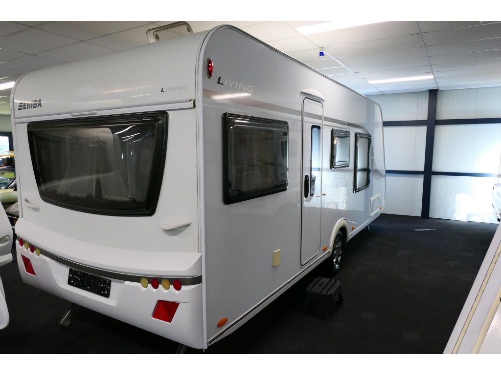 Eriba-Hymer Living 550 Queens bed, Caravans en Kamperen, Caravans, 5 tot 6 meter, Tot en met 4, 1000 - 1250 kg, Treinzit
