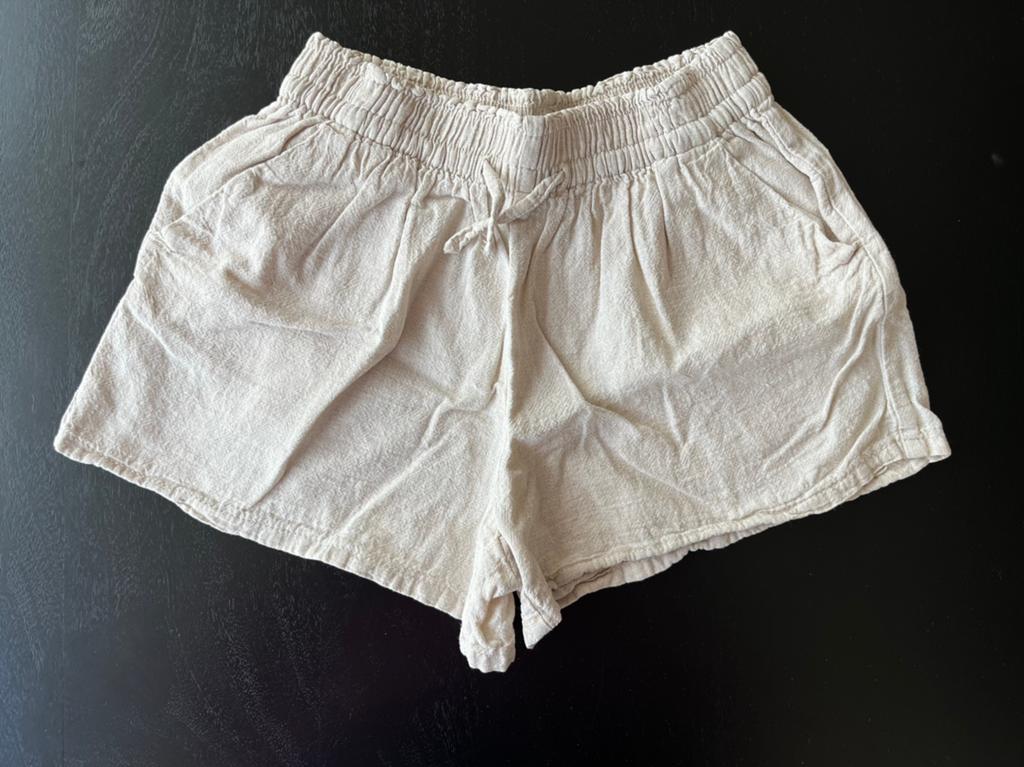 Maat 116 H&M korte broek zand, Kinderen en Baby's, Kinderkleding | Maat 116, Ophalen of Verzenden, Zo goed als nieuw, Meisje, Broek